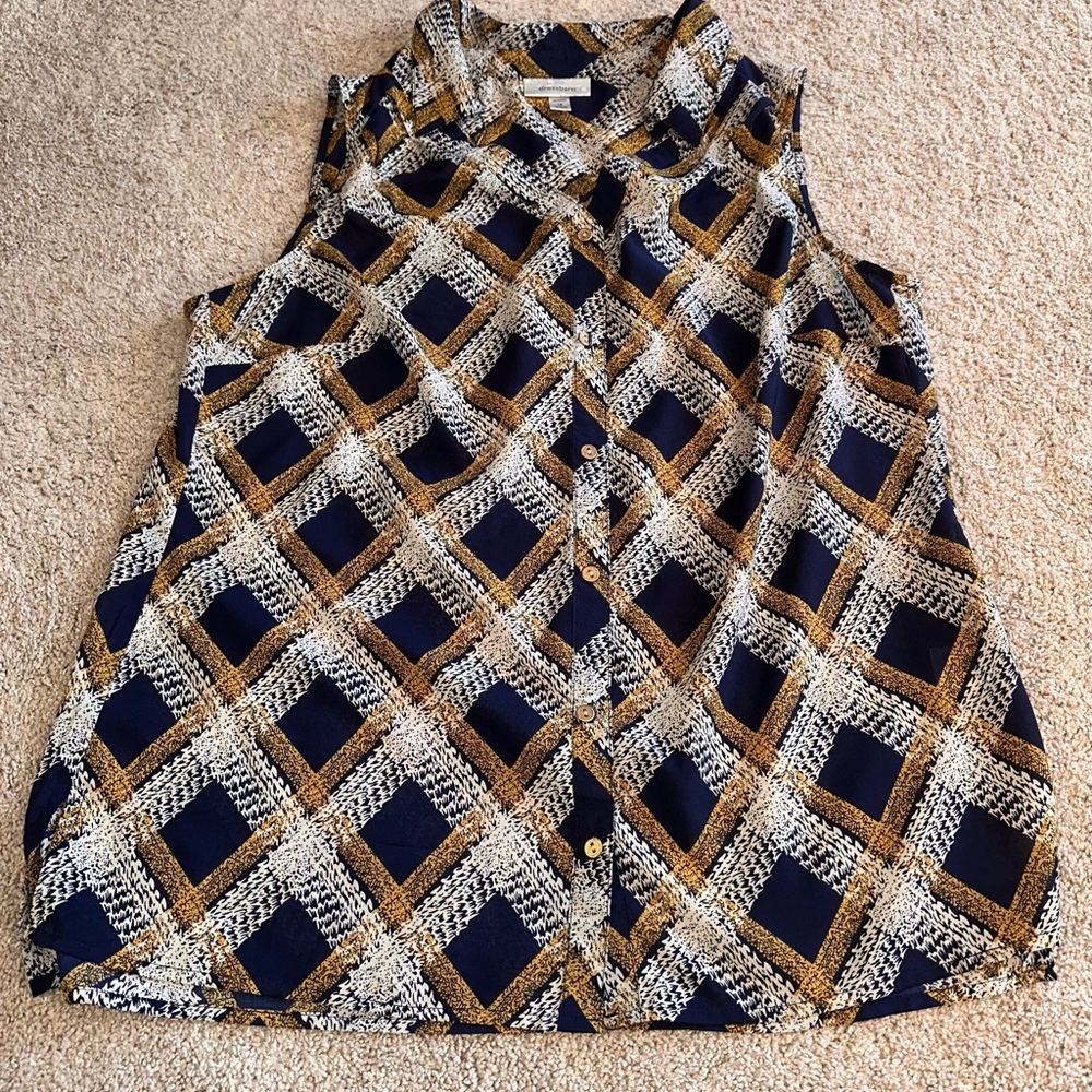 Dressbarn. Sleeveless Geometric Patterned Top. Size 1X - Picture 3 of 9